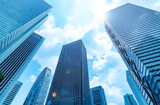 大企業が入る高層ビル群